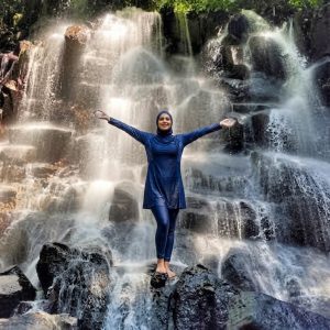 arab girl in bali kanto lampo waterfall ubud